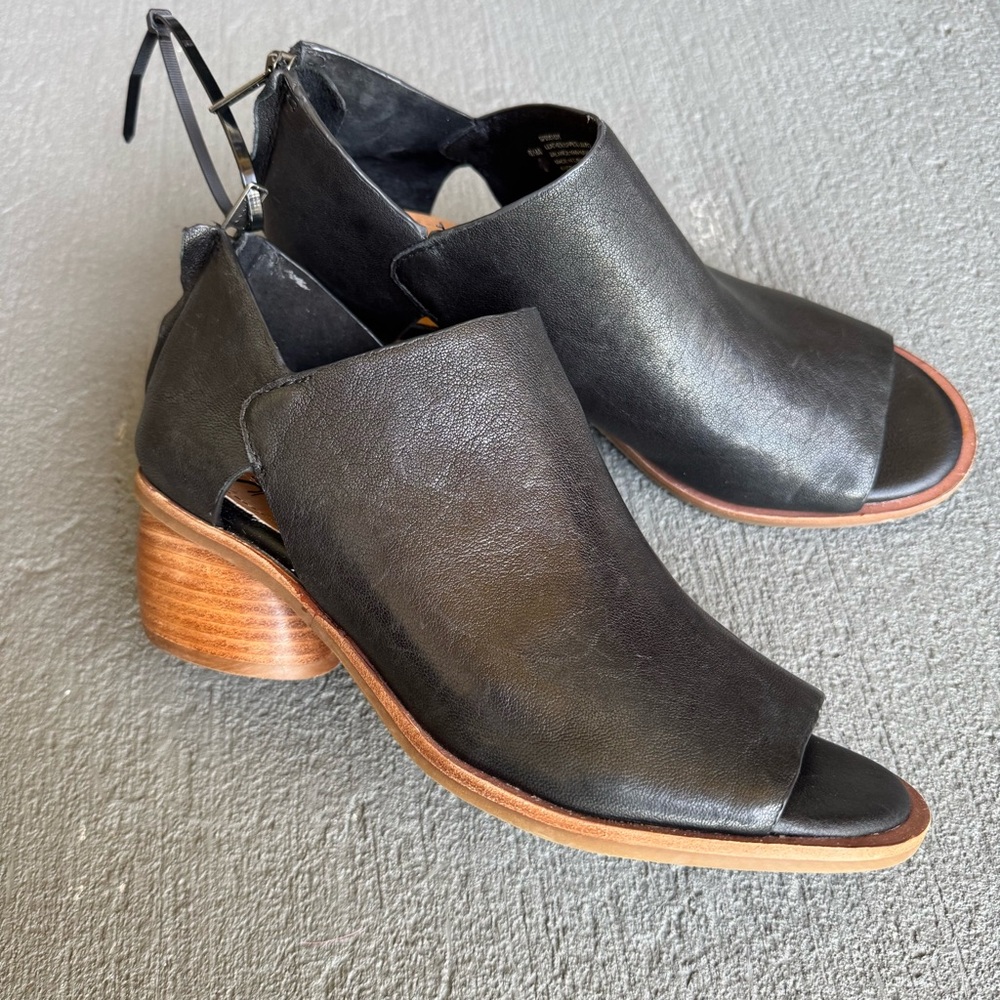 Sofft Carleigh Peep Toe Bootie Sz 8.5 Black